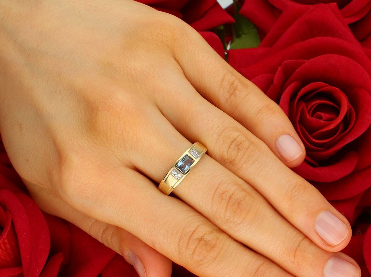 Pierścionek złoty 585 szeroki z błękitną cyrkonią PI 1072 585 Przepiękny złoty  pierścionek, który został ozdobiony błyszczącą błękitną cyrkonią. 1.jpg